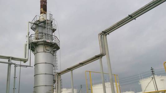 初级炼油设备.蒸馏塔,管道等设备及炼油厂熔炉.